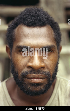 Ozeanien Melanesien Papua New Guinea Unterland Mann Bart swarthily ernst Porträt keine Modelle Menschen Eingeborene native Papua Stockfoto