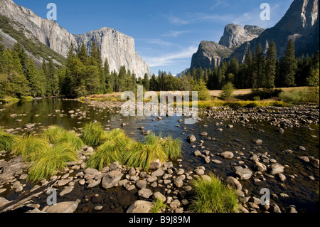 Merced River und Yosemite Valley gesehen von Toren von Valley, Yosemite Nationlpar, Kalifornien, USA Stockfoto