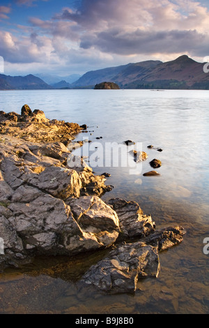 Die Aussicht vom Friar es Crag über Derwent Water in Richtung Catbells und der Kiefer von Borrowdale. Die englischen Lake District Stockfoto