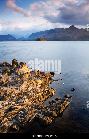 Die Aussicht vom Friar es Crag über Derwent Water in Richtung Catbells und der Kiefer von Borrowdale. Die englischen Lake District Stockfoto