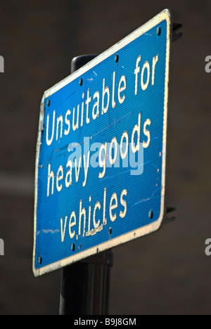 britische blau-weißen Schild Warnung Straße ungeeignet für schwere Nutzfahrzeuge in Chelsea, London, england Stockfoto