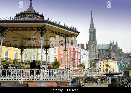 Der Musikpavillon und die Uferpromenade von Cobh mit St. Colman Kathedrale im Hintergrund, County Cork, Irland Stockfoto