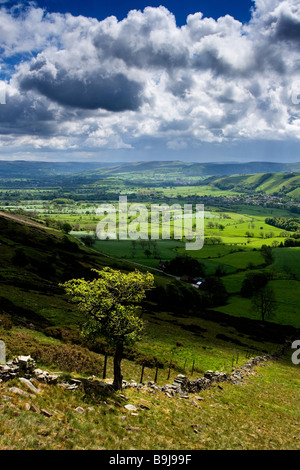 Blick der Hoffnung-Tal von Mam Tor im Peak District National Park, Derbyshire. Fotografiert im Mai Stockfoto