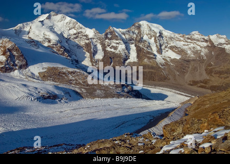 Morteratsch-Gletscher, Berninagruppe mit Piz Bernina, 4048 m über dem Meeresspiegel, hinter Piz Morteratsch, 3751 m über dem Meeresspiegel, Bu Stockfoto