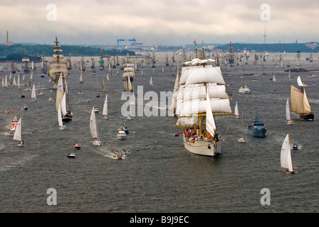 Winderjammer-Parade auf der Kieler Woche 2008 mit deutschen Segel-Schulschiff und Befehl Schiff Marine Gorch Fock und weitere tradit Stockfoto