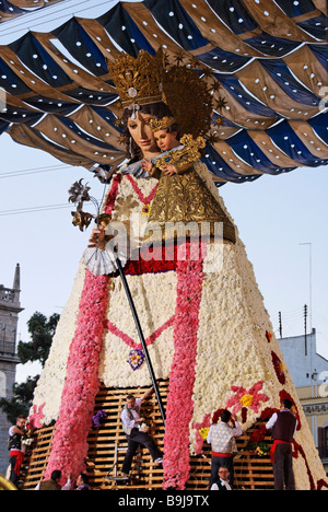 Männer, die große hölzerne Replik Statue der Virgen de Los Desamparados Blume Angebote Inverkehrbringen. Las Fallas Festival Valencia, Spanien Stockfoto