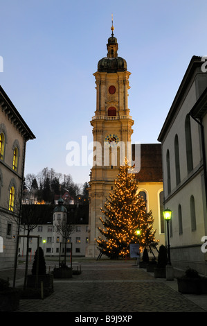 Abteikirche und einen Weihnachtsbaum in den Abend, St. Gallen, Kanton St. Gallen, Schweiz, Europa Stockfoto
