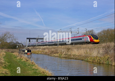 Jungfrau Pendolino übergibt der Oxford Canal in Ansty Rugby mit einem Glasgow Euston-Service auf 11 03 09 Stockfoto