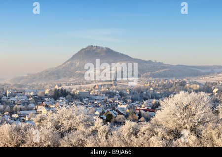 Die Stadt Engen im Hegau-Landschaft, am Rücken der Vulkan Hohenhewen, Landkreis Konstanz, Baden-Württemberg, Deutschland, Europa Stockfoto