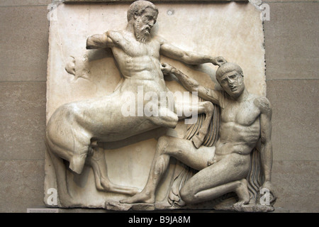 Abschnitt von einem Fries der antiken Parthenon-Skulpturen (Elgin Marbles) von der Akropolis in Athen, Griechenland Schlacht Stockfoto