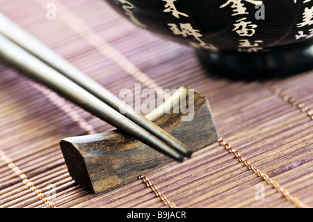 Asiatische Reisschüssel und hölzerne Stäbchen auf eine Erholung hautnah Stockfoto