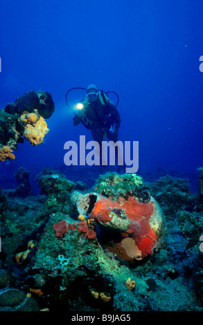 Taucher schwimmen über eine Amphore, bewachsen mit einem roten Schwamm, Mittelmeer, Türkei Stockfoto