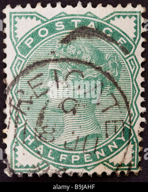 Nahaufnahme von ½d, halb Penny Green Victorian British Poststempel auf schwarzem Hintergrund 1880 SG 164 gebraucht. Rund postmarked Reigate. Stockfoto