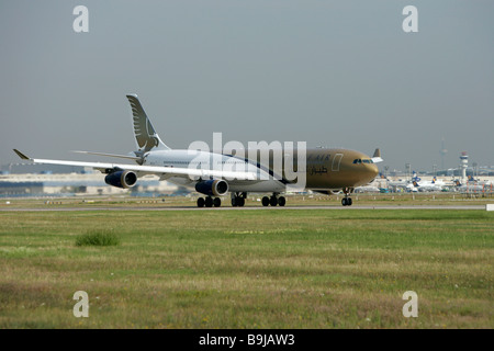 Boeing A340-300 der Gulf Air, dem Start am Flughafen Frankfurt, Hessen, Deutschland, Europa Stockfoto