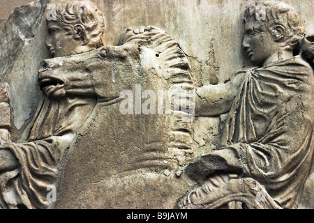 Abschnitt von einem Fries der antiken Parthenon-Skulpturen (Elgin Marbles) von der Akropolis in Athen, Griechenland Schlacht Stockfoto