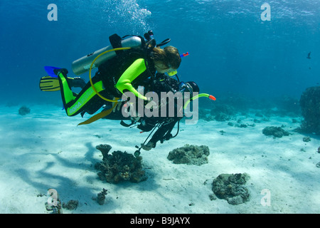 Tauchen Lehrer mit einem Kind tun des Tauchers Quaification in das Meer, Indonesien, Südostasien Stockfoto