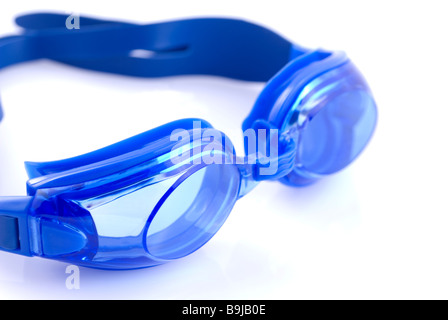 Blaue Schwimmbrille Ausschnitt vor einem weißen Hintergrund Stockfoto