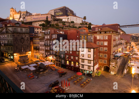 Cais da Ribeira, Ribeira Quay und historischen Stadt Zentrum, hinten die Türme der Kathedrale Sé Catedral, Porto, UNESCO World Cu Stockfoto