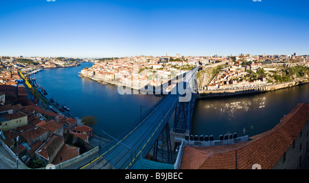 Blick auf Porto aus dem Viertel Vila Nova De Gaia, hinten Cais da Ribeira mit Altstadt, vorne die Ponte de Dom Stockfoto