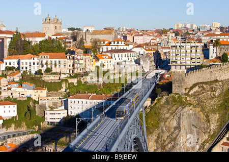 Trainieren Sie auf dem de Ponte Dom Luis ich überbrücken, auf dem Weg von Porto nach Vila Nova De Gaia Viertel, Porto, Portugal, Europa Stockfoto