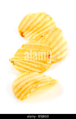 Einige Kartoffelchips isoliert auf weißem Hintergrund Stockfoto