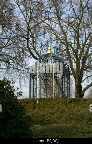 Der aus Gusseisen Rotunde, Queens Garden Kew Palace, Kew Royal Botanical Gardens, London, UK Stockfoto