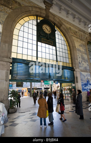 Menschen vor den Zeitplan für die Abfahrt am Bahnhof von Porto Estacao de Sao Bento, Avenida D A Henriques, Porto, UNESCO Stockfoto