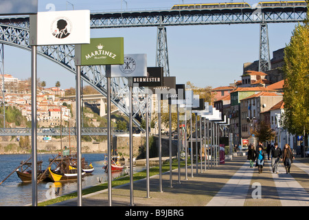 Zeichen der verschiedenen Portweinkellereien auf Rio bestehenden River, Porto, UNESCO Weltkulturerbe, Portugal, Rua Diogo Leite, E Stockfoto