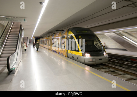 Metro Zug nähert sich ein Bahnhof, Porto, Portugal, Europa Stockfoto