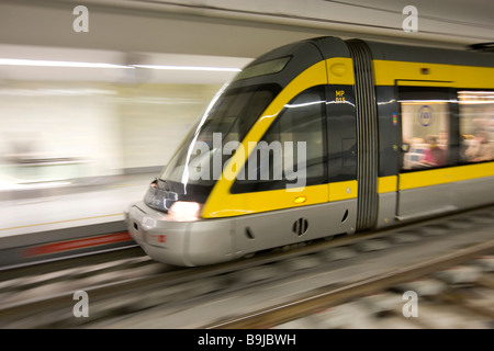 Metro Zug nähert sich ein Bahnhof, Porto, Portugal, Europa Stockfoto