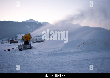 Schneekanone Spritzen Schnee in einem Tal zwischen Ehrwald und Lermoos bei Dämmerung, Tirol, Austria, Europe Stockfoto