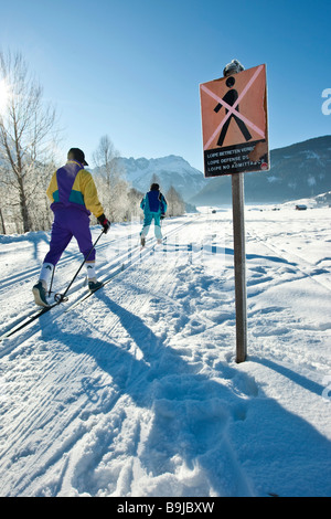 Melden Sie informieren Wanderer nicht zu verwenden, das Langlaufen Trail, Tirol, Österreich, Europa Stockfoto