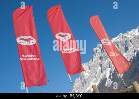 Flaggen der eine Skischule im Wind vor Zugspitze Berg, Ehrwald, Tirol, Austria, Europe Stockfoto