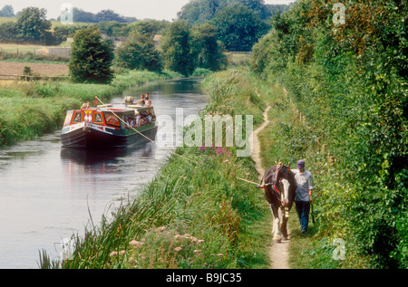 Die Pferdekutsche Fahrgastschiff Kennet-Tal auf der Kennet und Avon Kanal bei Kintbury in der Nähe von Newbury, Berkshire, England Stockfoto