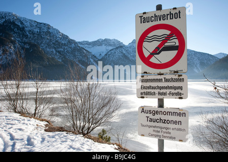 Kein Tauchen Schild am See Plansee, Tirol, Österreich, Europa Stockfoto