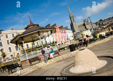 Brunnen und Band stehen in Cobh Waterfront Park mit St Colmans Kathedrale im Hintergrund, County Cork, Irland Stockfoto