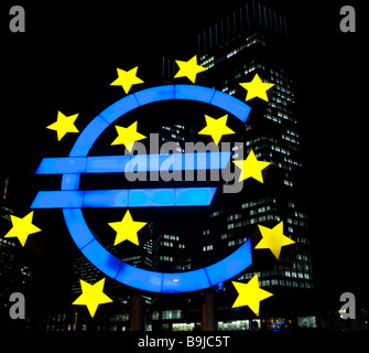 Euro-Symbol in der Nacht vor der EZB, EZB, Europäische Zentralbank, Frankfurt am Main, Hessen, Deutschland, Europa Stockfoto