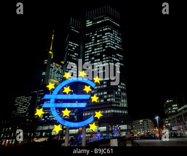 Euro-Symbol in der Nacht vor der EZB, EZB, Europäische Zentralbank, Frankfurt am Main, Hessen, Deutschland, Europa Stockfoto