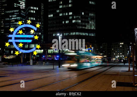 Euro-Symbol in der Nacht vor der EZB, EZB, Europäische Zentralbank, Frankfurt am Main, Hessen, Deutschland, Europa Stockfoto