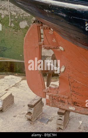 Die 1946 Bark Kaskelot im Trockendock Blick auf die ausgewogene Ruder und Schraube propeller Stockfoto