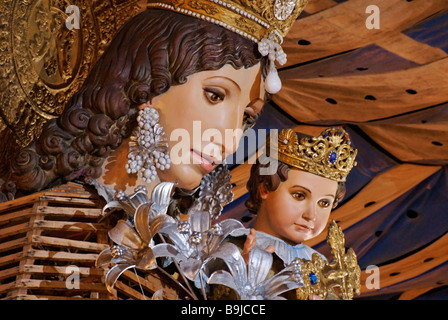 Große hölzerne Replik Statue der Virgen de Los Desamparados. Las Fallas Festival Valencia, Spanien Stockfoto