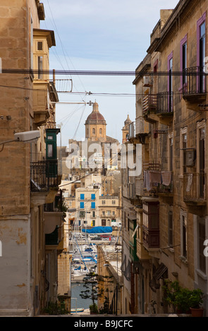 Blick durch die alten Gassen in Senglea der Sacra Infermeria Skolastika Kirche Santa in Vittoriosa Brigu, Malta, Europa Stockfoto