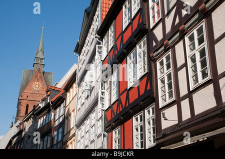 Altstadt Fachwerkhäuser in der Kramerstraße Und Turm der Marktkirche Hannover alte Stadt Holz gerahmt Häuser in Kramer-Straße Stockfoto