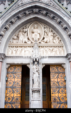 Die detaillierte Skulptur der Eingang zum St. Colman Kathedrale in Cobh, County Cork, Irland Stockfoto