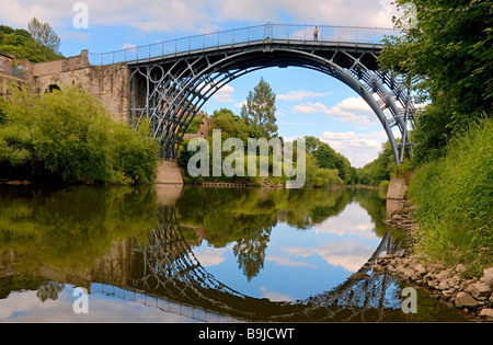 Ironbridge, die Überquerung des Flusses Severn, zuerst Eisen Brücke weltweit, von Abraham Darby erbaut 1779 in Telford, Shropshire, Engl Stockfoto