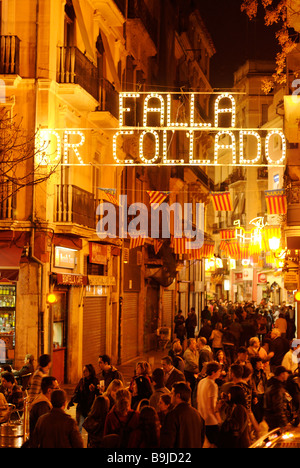 Beschäftigt Straßenszene. Las Fallas Festival in den engen Gassen von El Carmen Bezirk. Valencia. Spanien Stockfoto