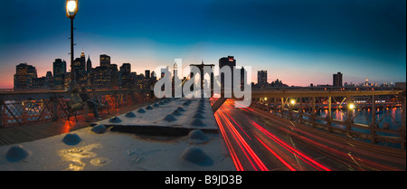 Panoramablick auf der Brooklyn Bridge und Manhattan von Nacht, New York City, New York, USA, Nordamerika Stockfoto