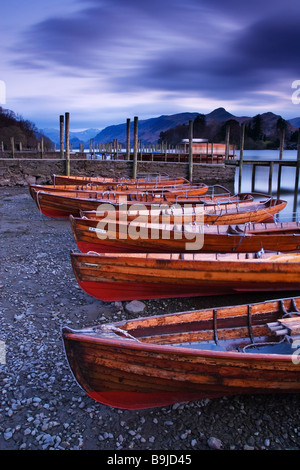 Hölzerne Ruderboote am Ufer des Derwent Water in der Nähe von Keswick. Die englischen Lake District, Cumbria. Fotografiert im April Stockfoto