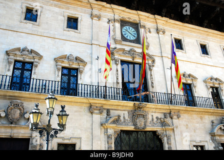 Rathaus-Fassade mit Balkonen, Uhr und Fahnen, Ajuntament de Palma, Ubicat a la Placa, Plaza de Cort, Altstadt, Stockfoto