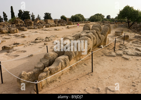 Massive Stein riesige Skulptur. Eine Kopie der ein Liegerad Stone Giant bei Agrigent einen massiven Stein Tlamu oder männlichen Sklaven Figur Stockfoto